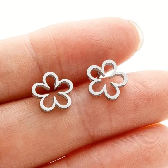 Jewelry - Retro Flower Outline Silver Toned Stud Earrings